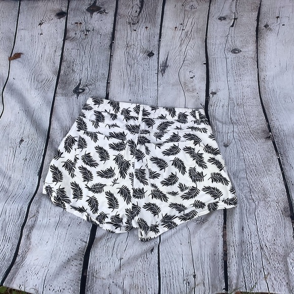 𝅺h&m Leafy Print Short Shorts - Picture 9 of 12